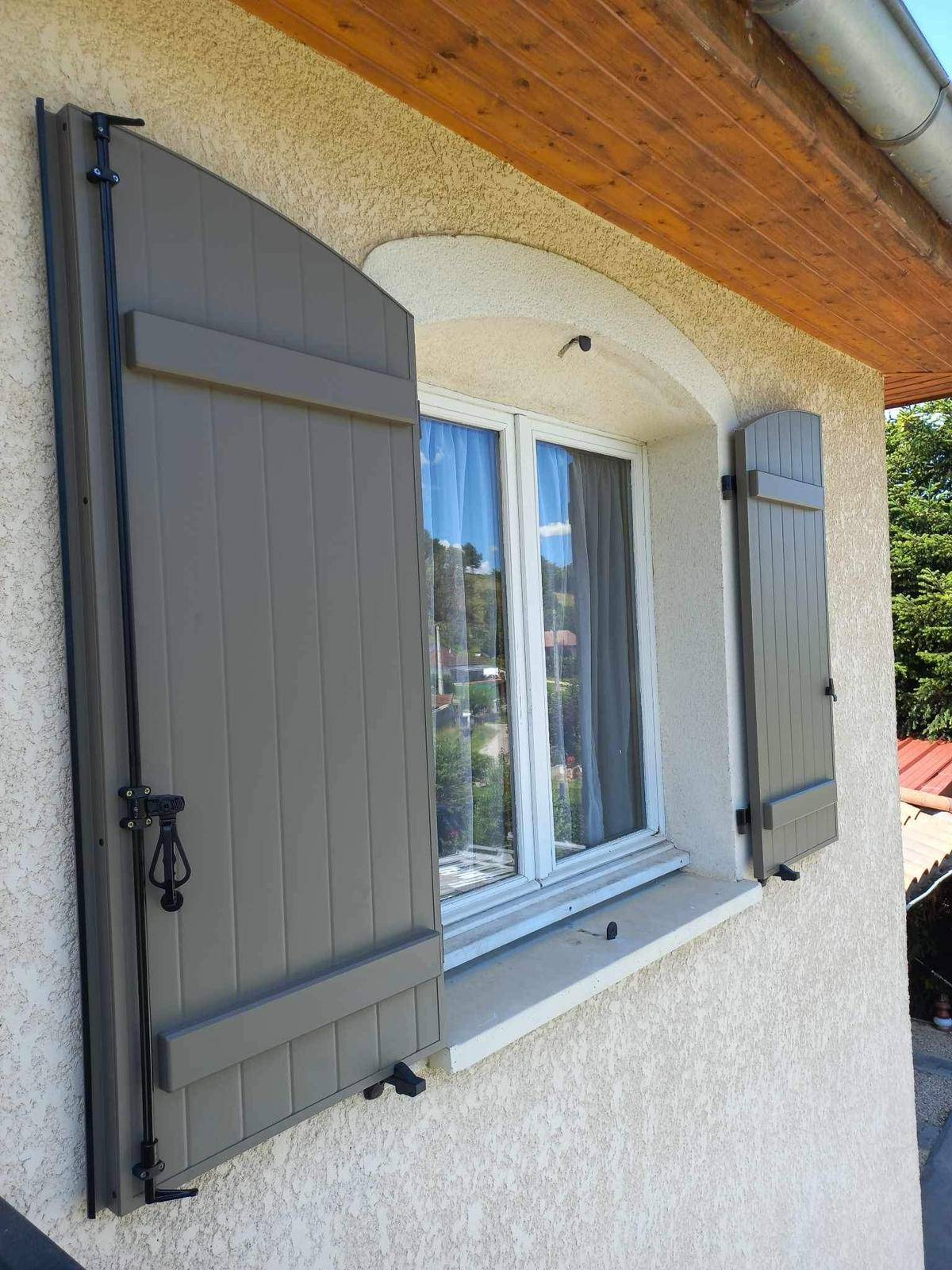 Installation de volet battant en aluminium en Isère