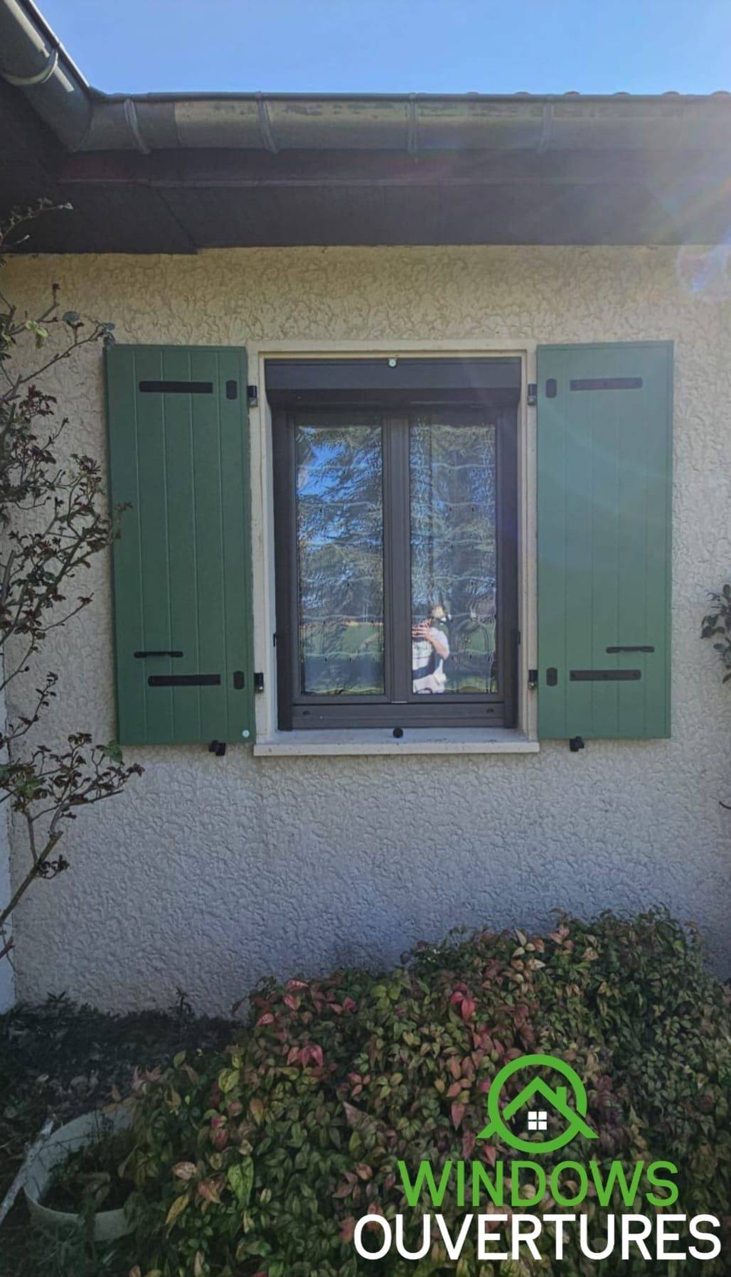 Installation de volets en PVC battant en Isère
