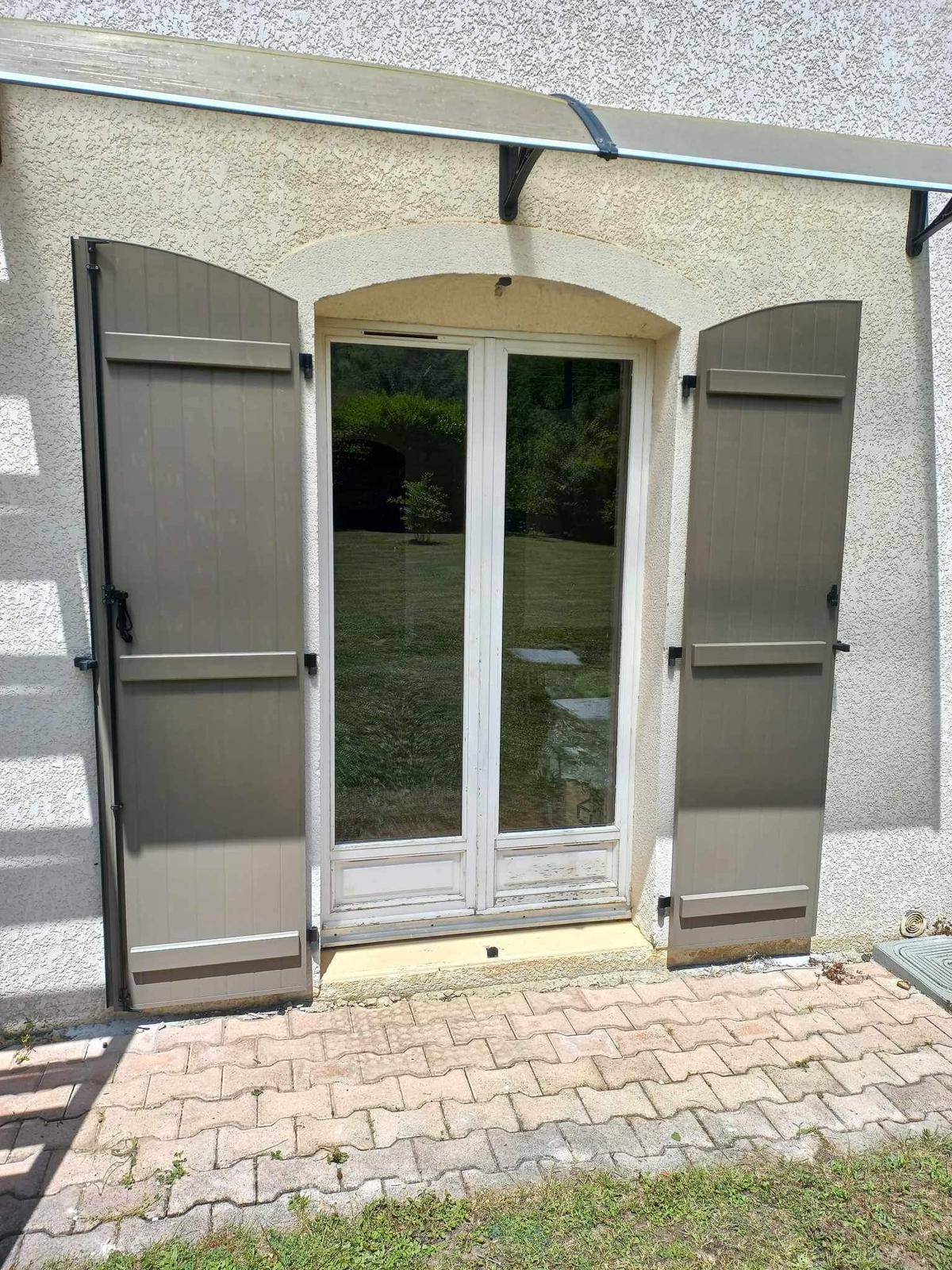 Entreprise de menuiserie à Bourgoin Jallieu spécialiste en installation de volet battant