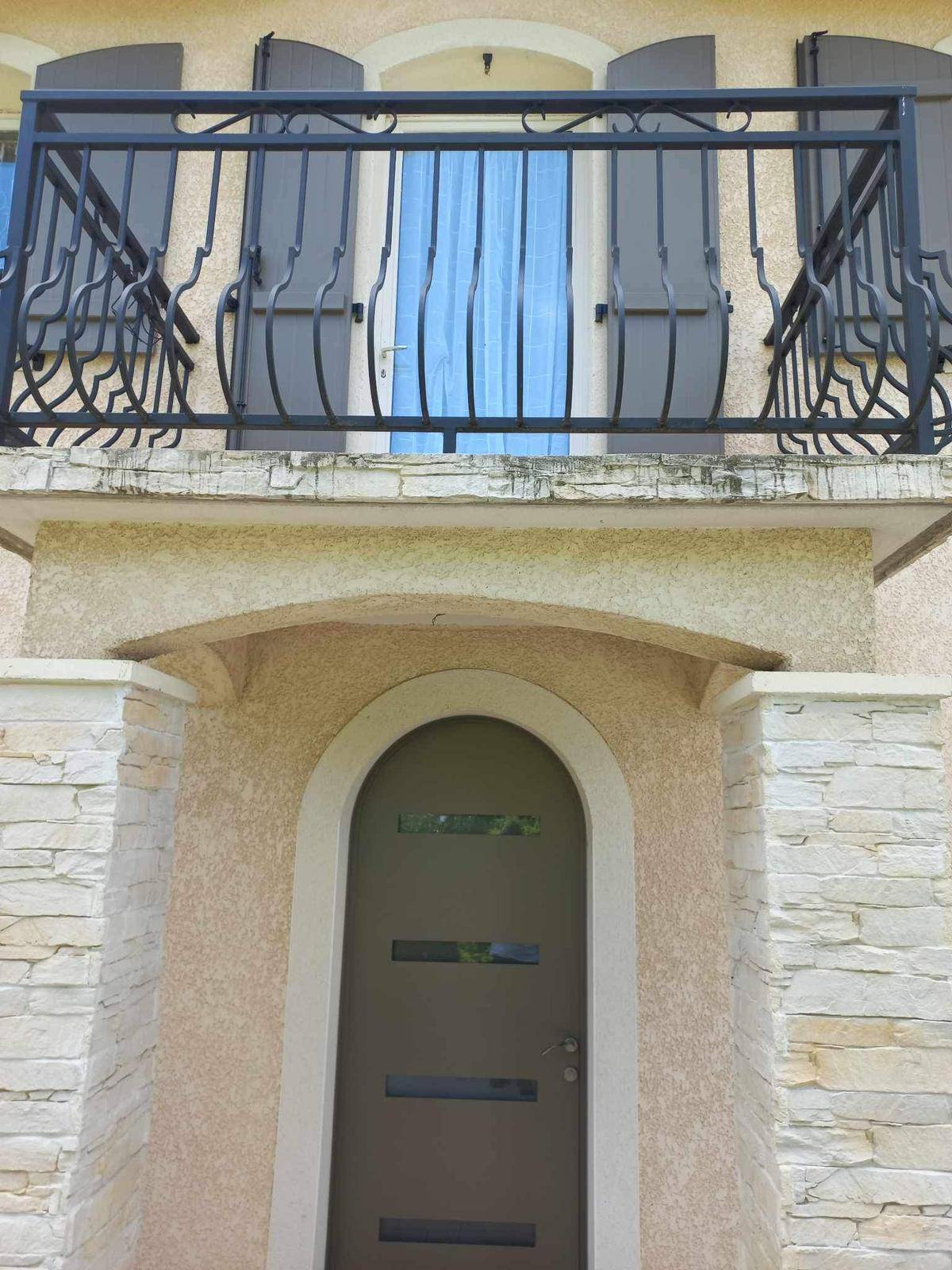 Pose de volets battants en aluminium sur mesure par un menuisier de Bourgoin Jallieu