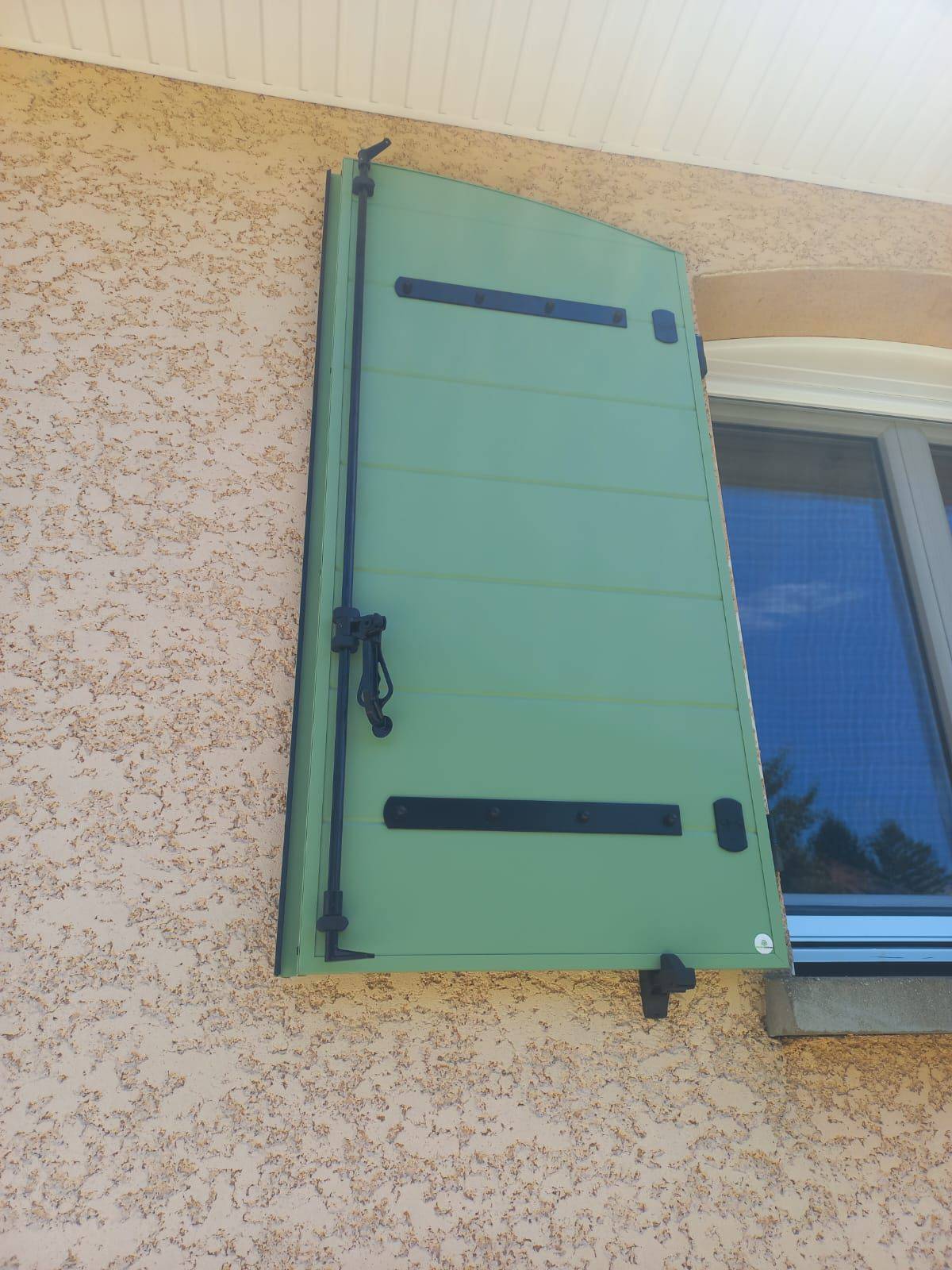 Détail d'un volet cintré à Bourgoin-Jallieu
