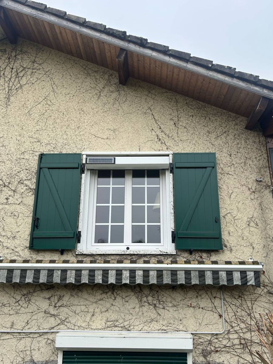 Remplacement d'anciennes fenêtres par des fenêtres PVC avec croisillon dans le 28