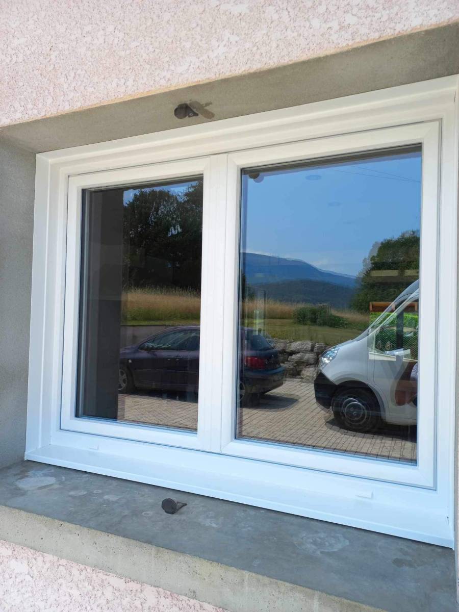 Pose d'une fenêtre PVC blanc oscillo-battante 2 vantaux à Bourgoin-Jallieu