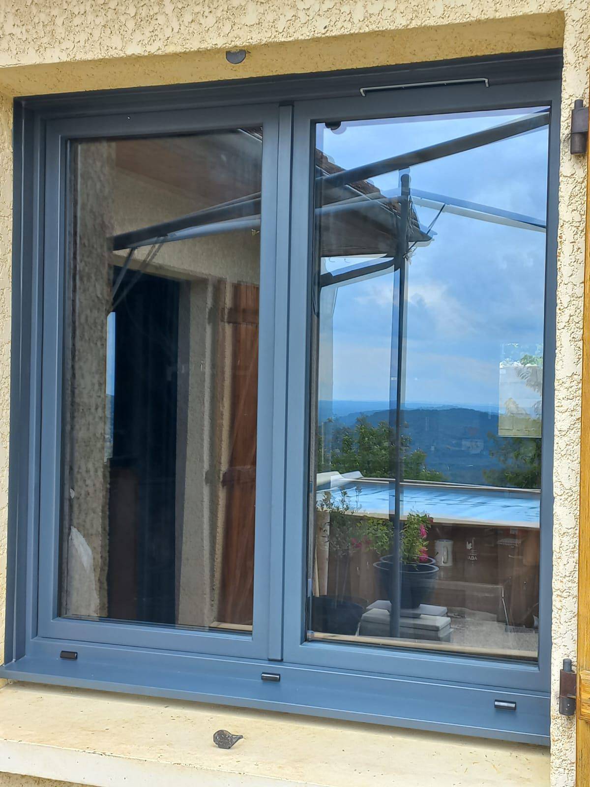 Pose d'une fenêtre en alu gris vers Bourgoin Jallieu