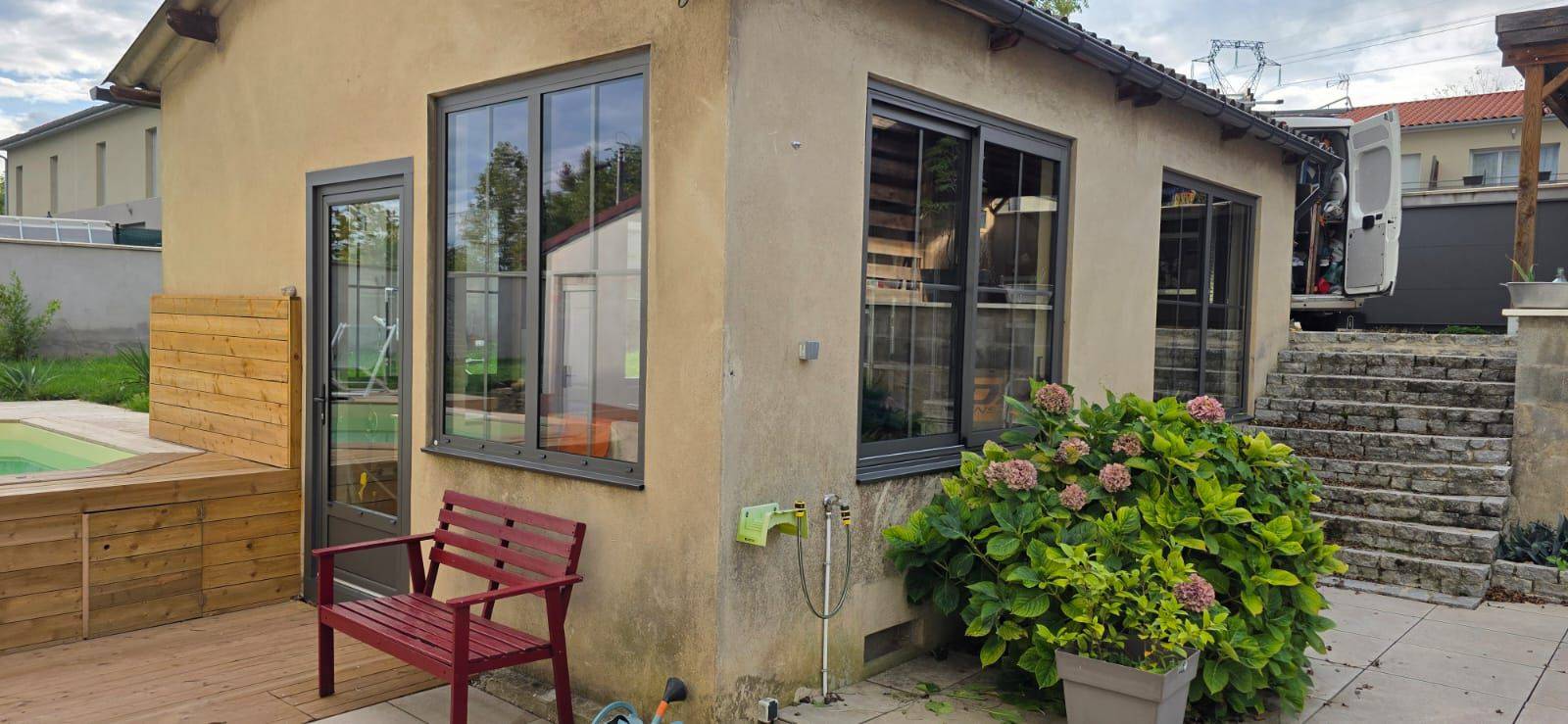 Pose de menuiseries aluminium gris anthracite à La Tour-du-Pin (Isère)