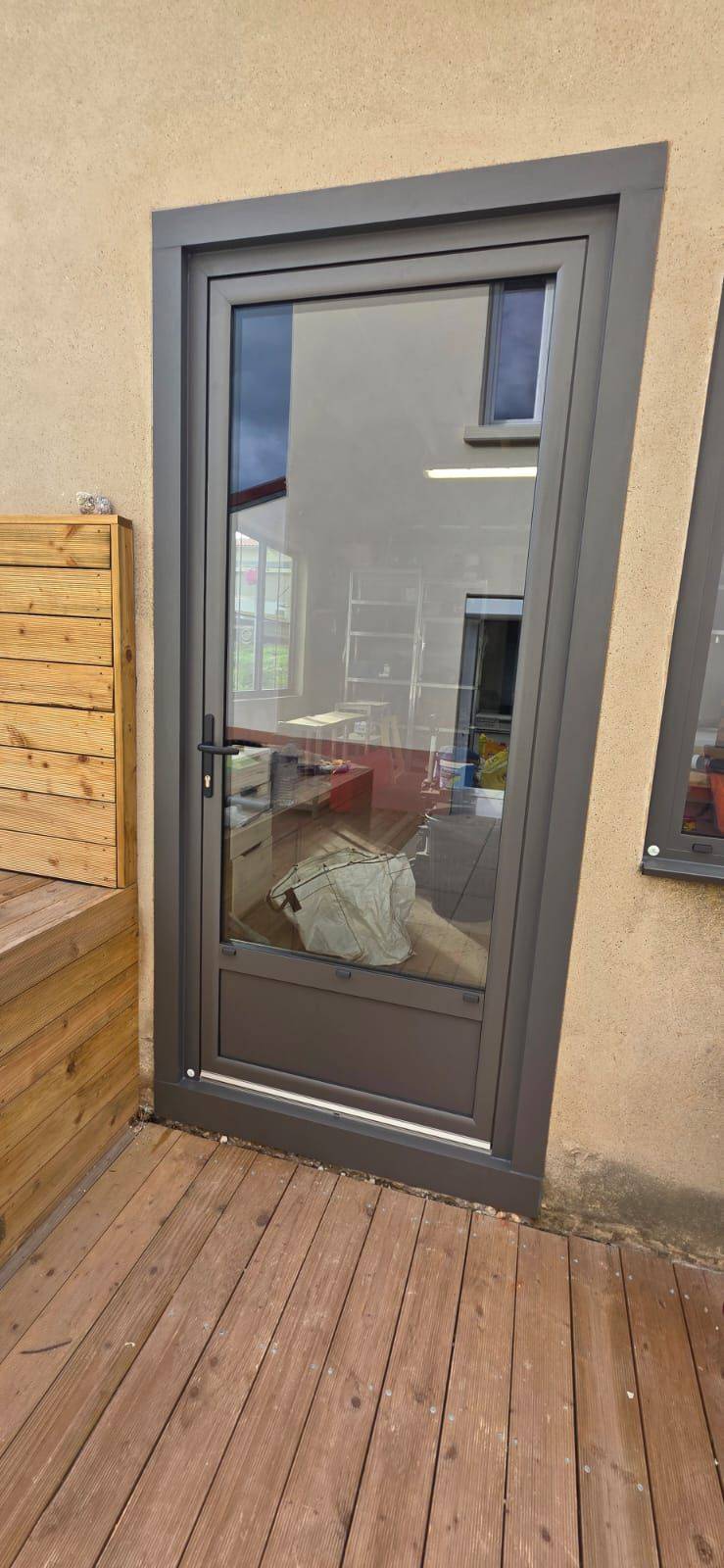 Pose d'une porte d'entrée en alu et verre à La Tour-du-Pin (Isère)