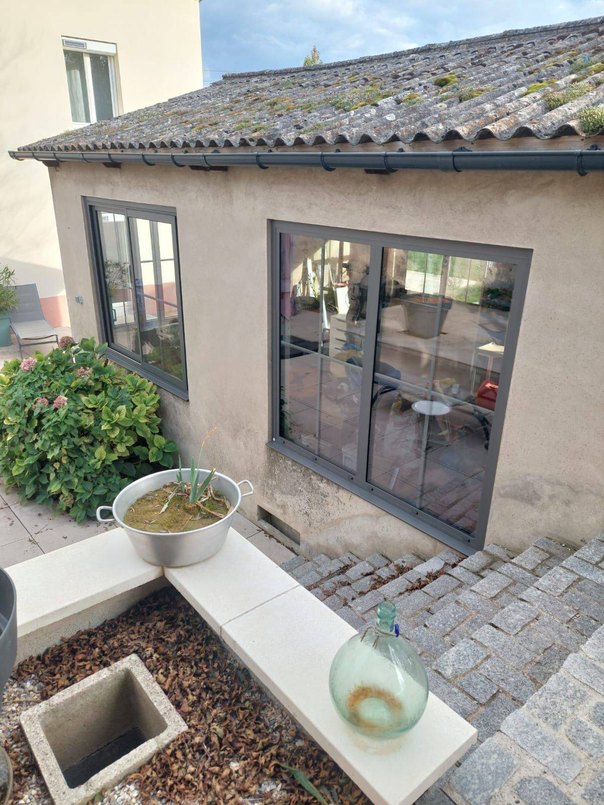 Pose de menuiserie en alu de style industriel dans le 38