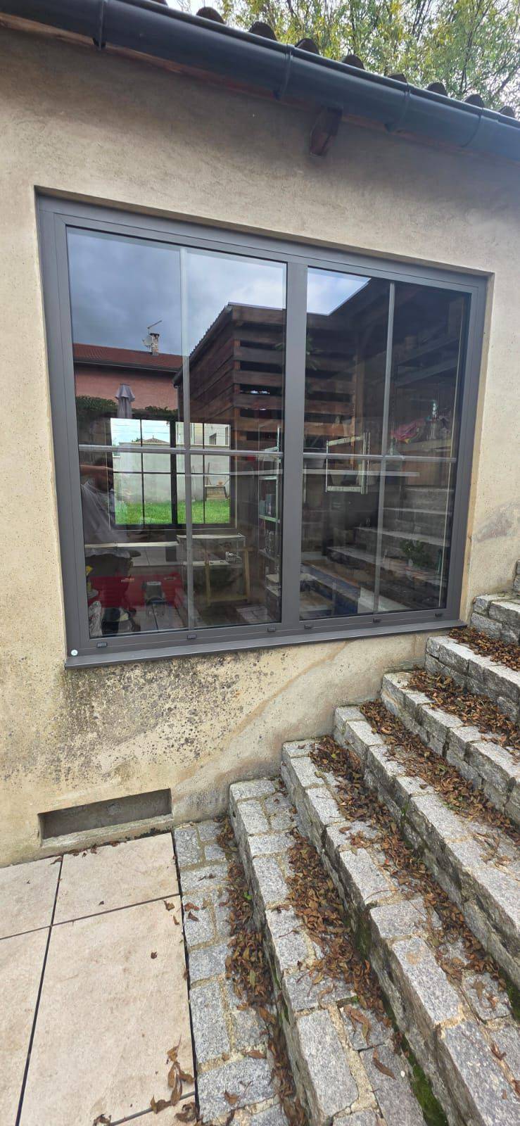 Fenêtre de type industriel en aluminium à La Tour-du-Pin (Isère)