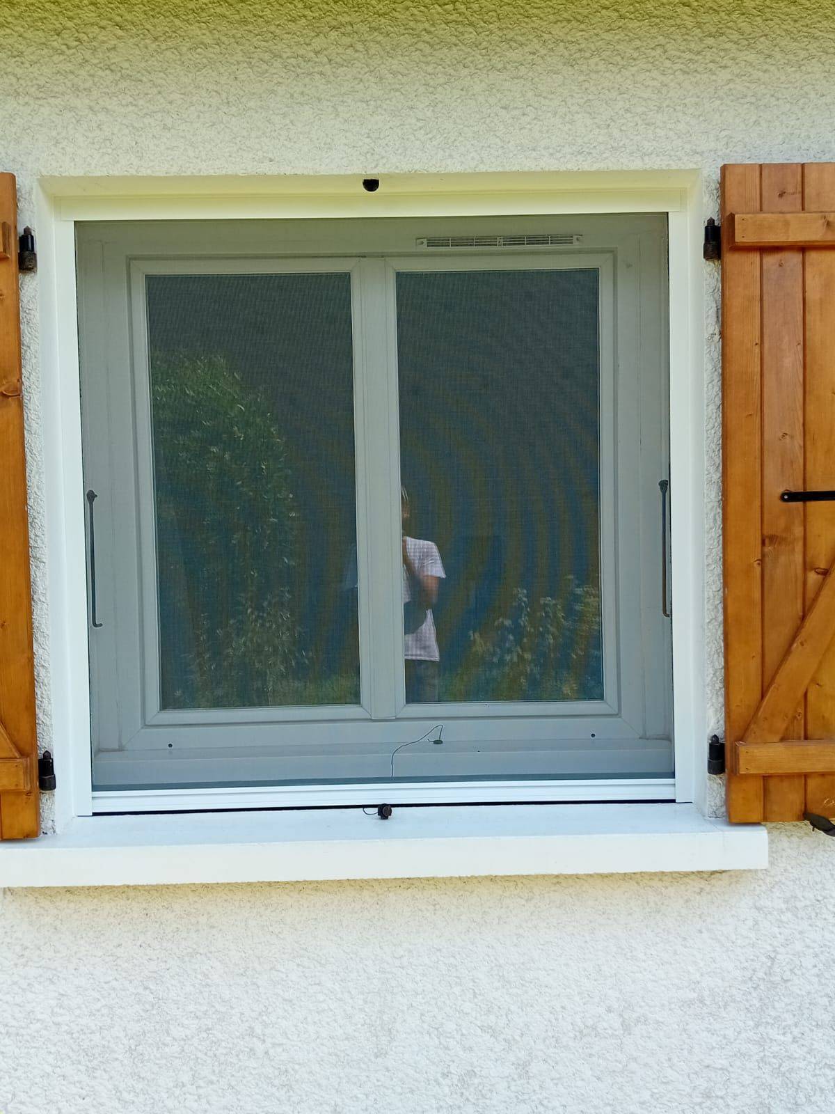 Pose de moustiquaire sur fenetre vers Bourgoin Jallieu