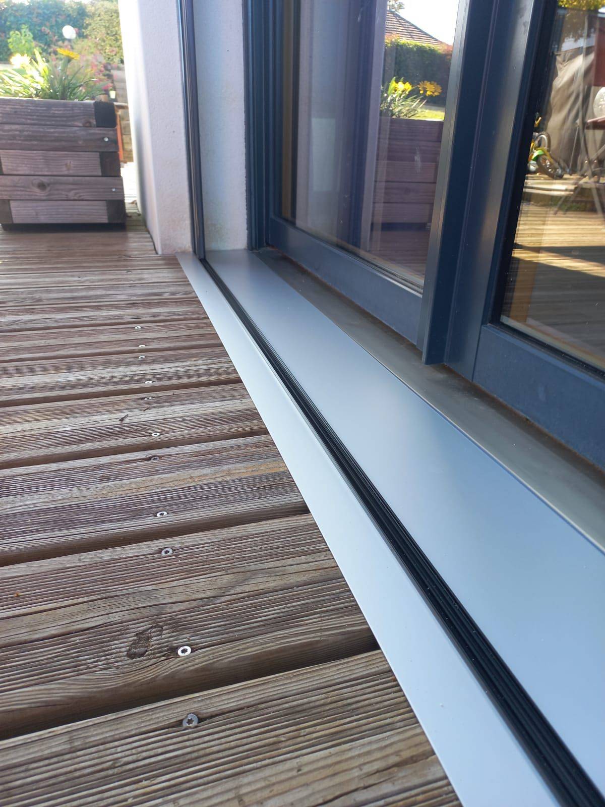 Système de coulissement de moustiquaire pour porte fenêtre
