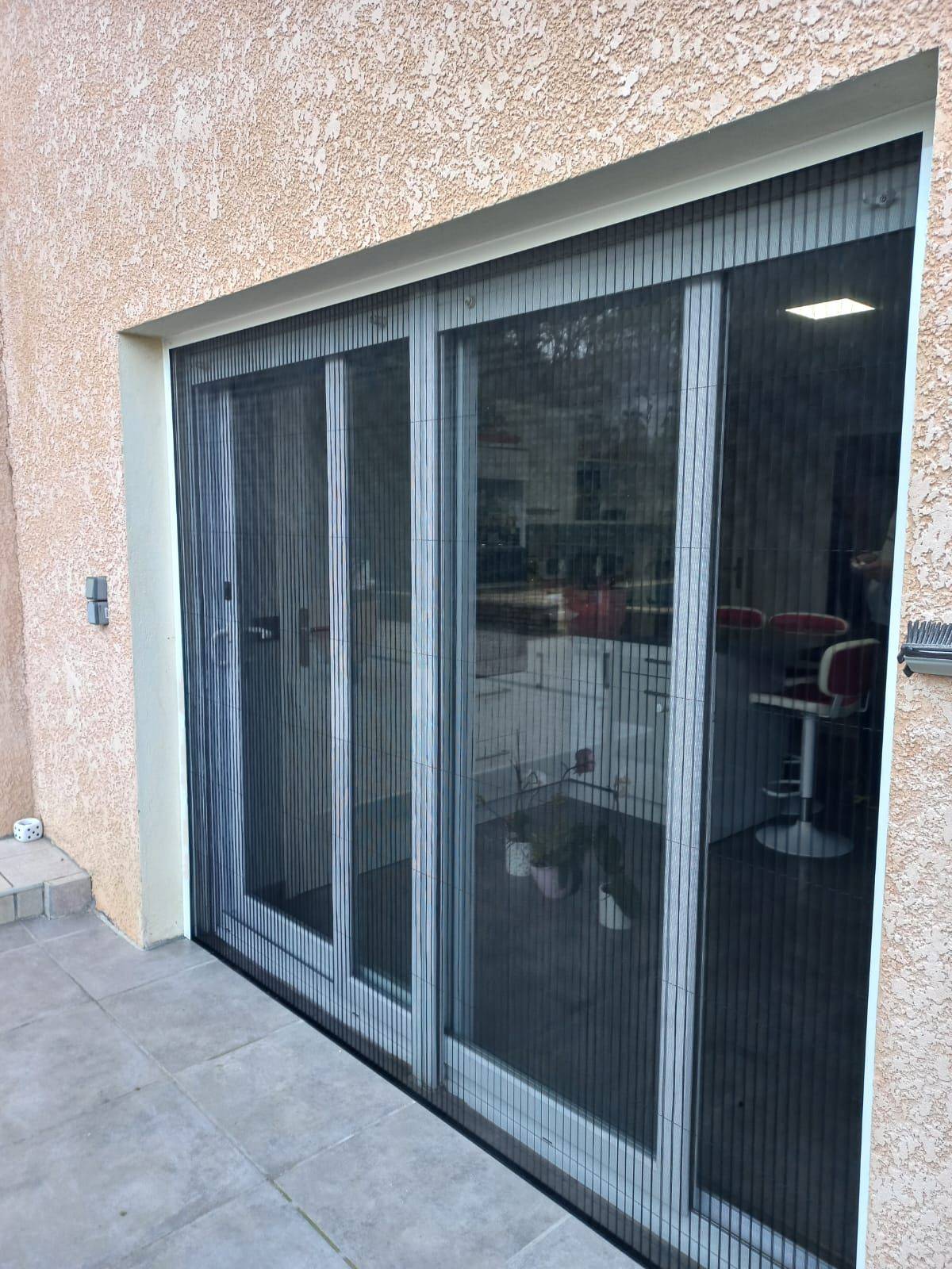 Installation d'une moustiquaire plissée pour baie vitrée à Bourgoin Jallieu