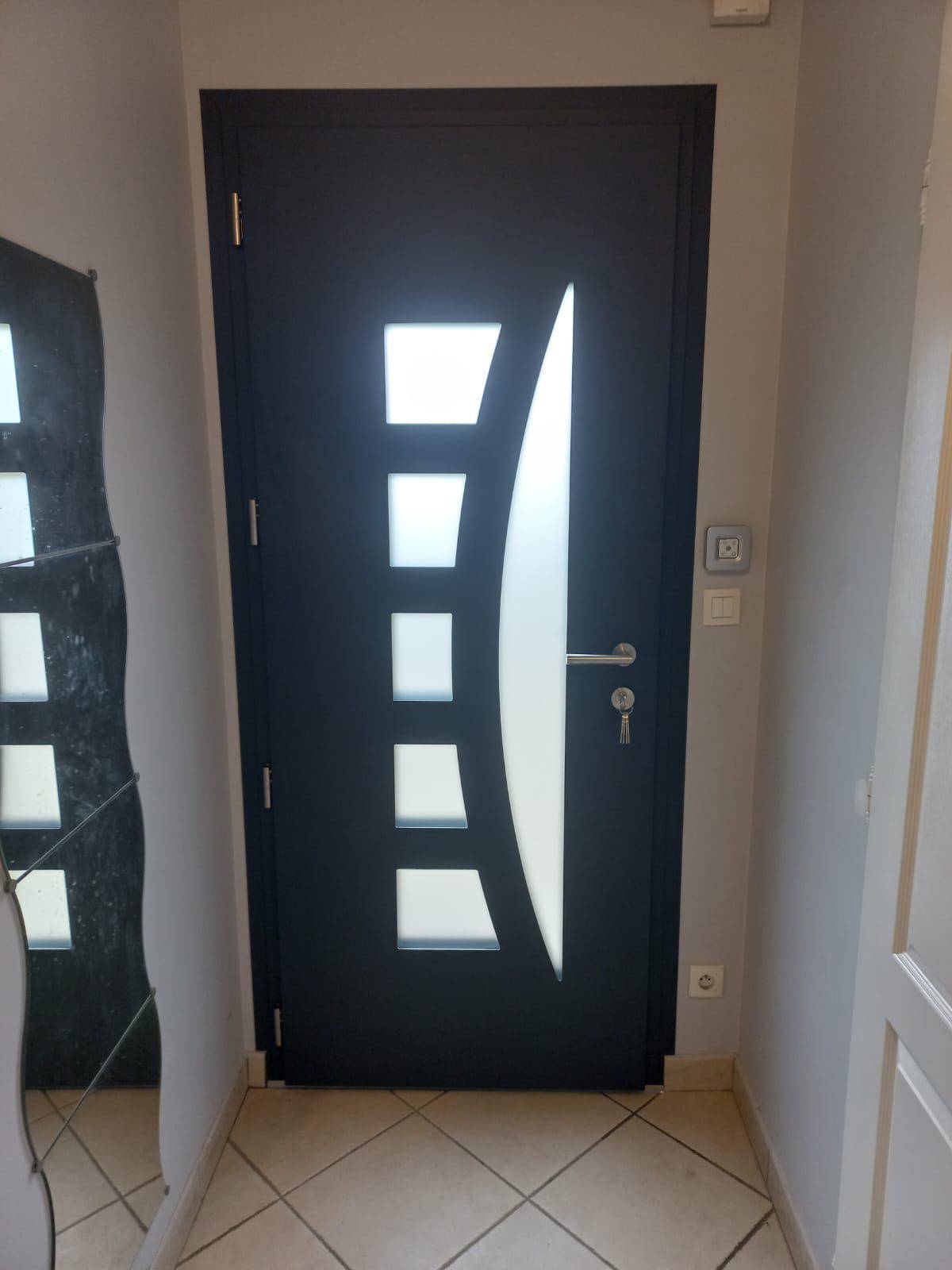 Pose d'une porte d'entrée avec vitrage sécurisé dans le 38