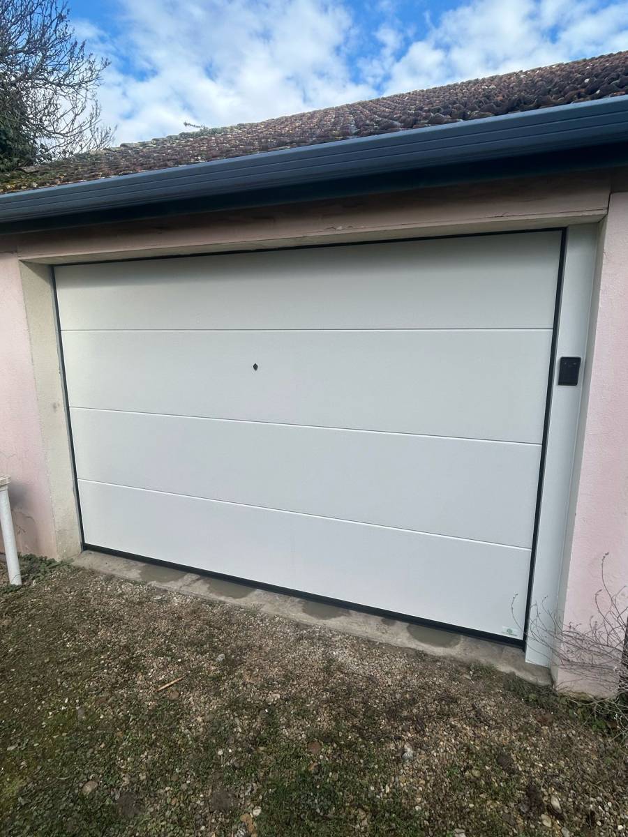Pose de porte de garage enroulable aluminium silencieuse en Isère