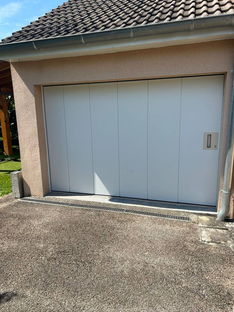 Installation de porte de garage sectionnelle latérale à Saint Savin (38455)