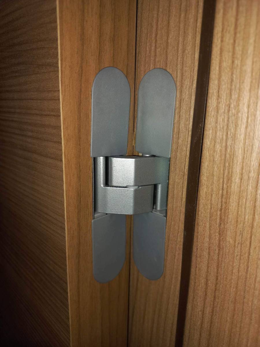 Installation de porte intérieure vitrée en bois avec charnières invisibles à Bourgoin Jallieu
