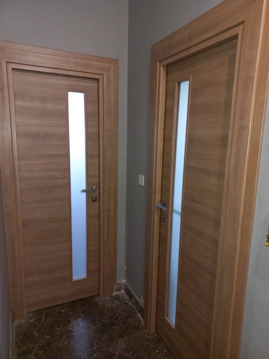 Installation de porte intérieure vitrée en bois à Bourgoin Jallieu