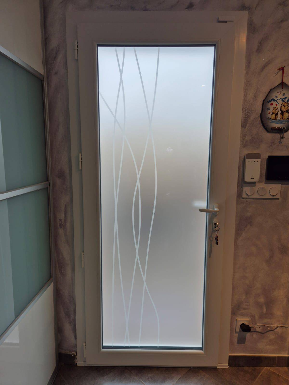 Pose d'une porte d'entrée PVC vitrée vers Chambéry