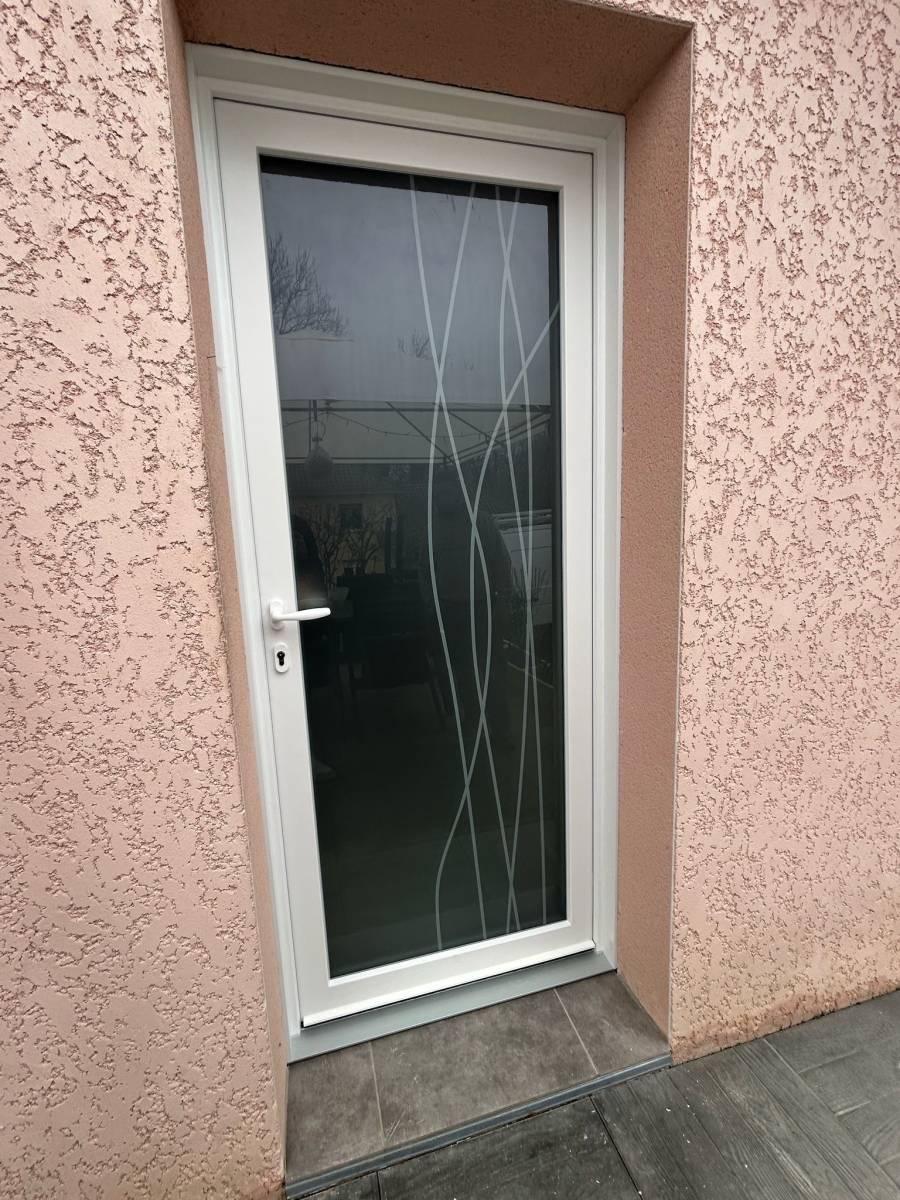 Installation d'une porte d'entrée avec vitrage renforcé en Savoie