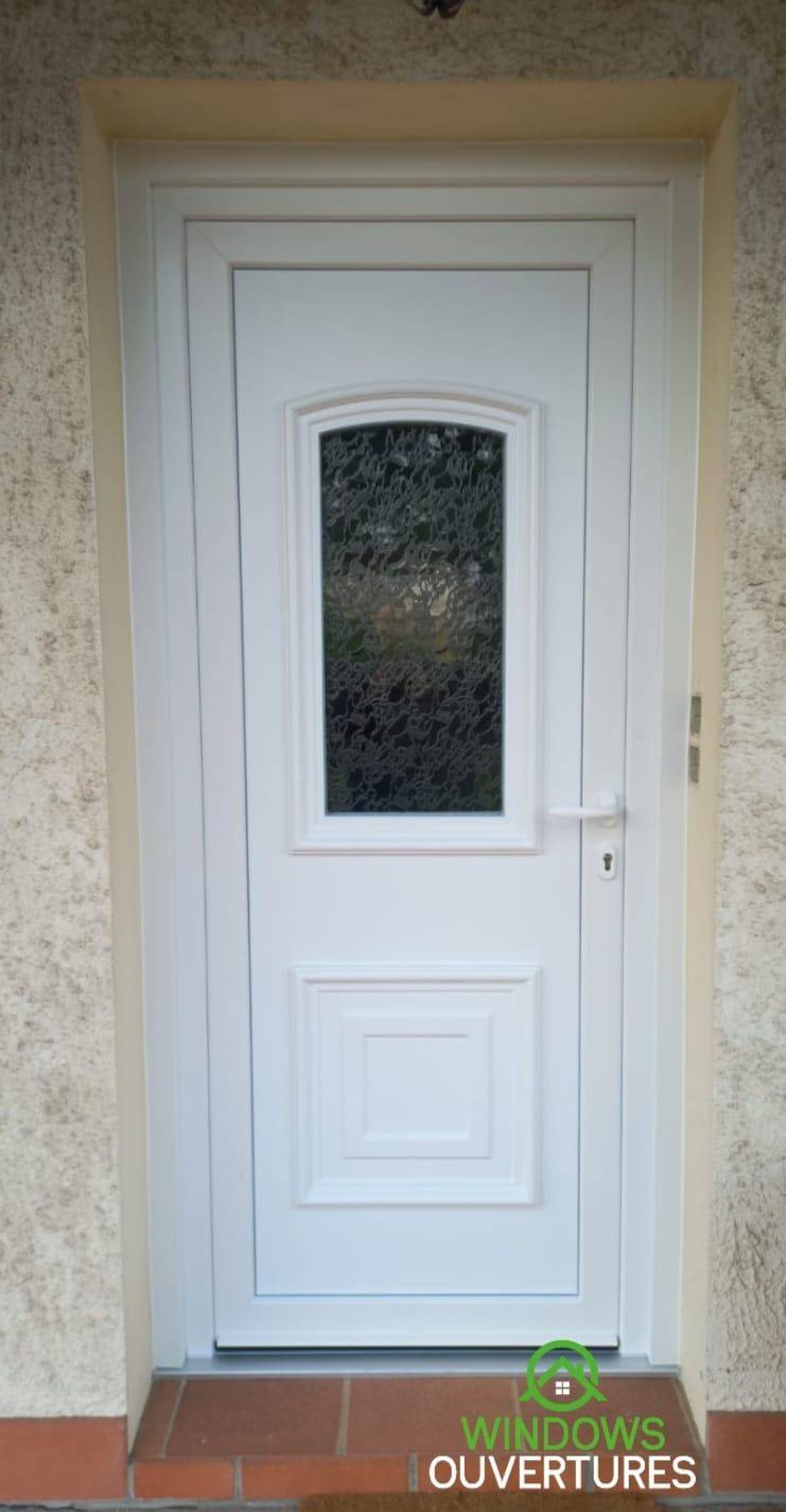 Porte d'entrée blanche en PVC posée par WINDOWS OUVERTURES