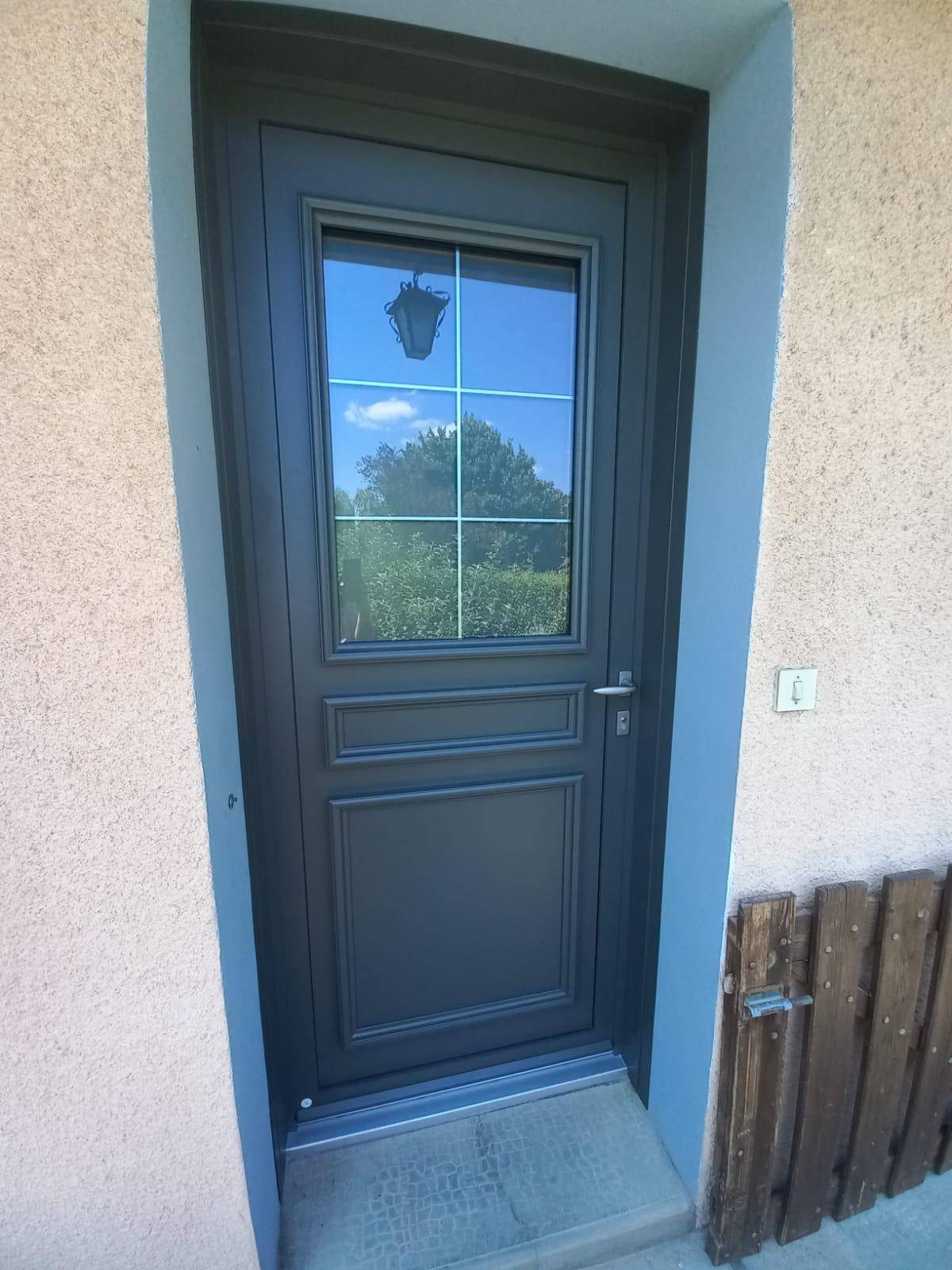 Pose d'une porte d'entrée gris anthracite à Bourgoin-Jallieu 