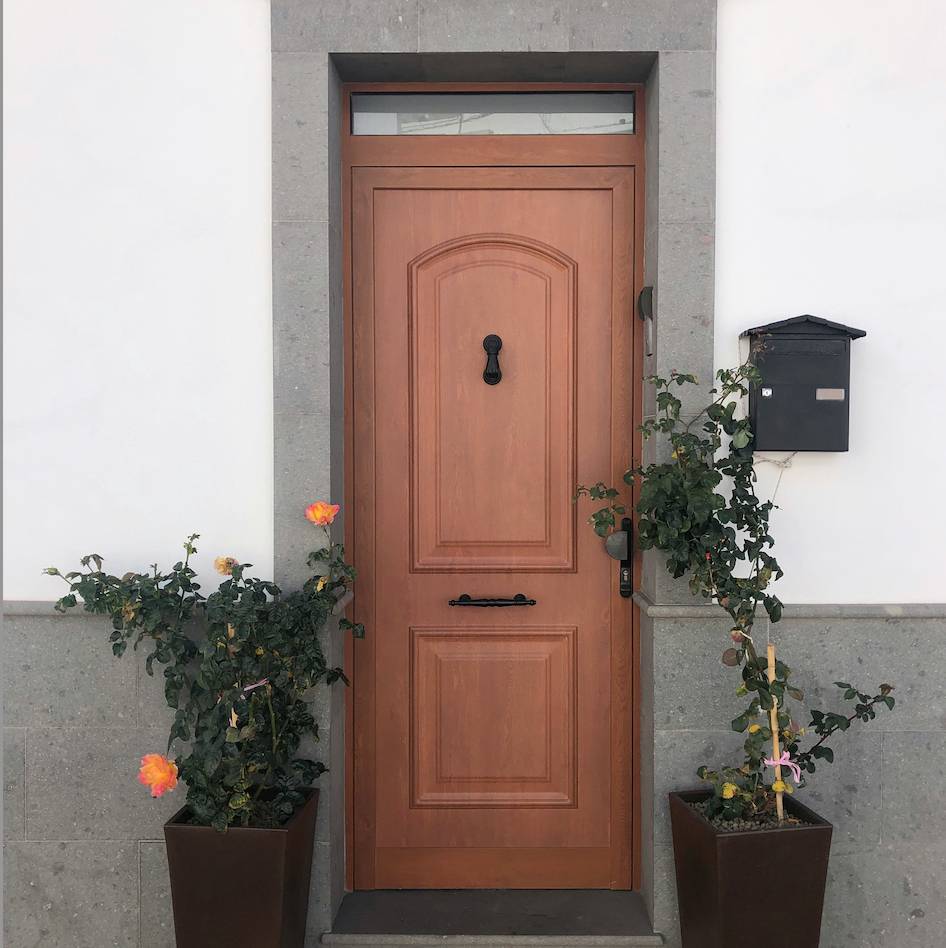 Pose de porte d'entrée isolante classique en Isère