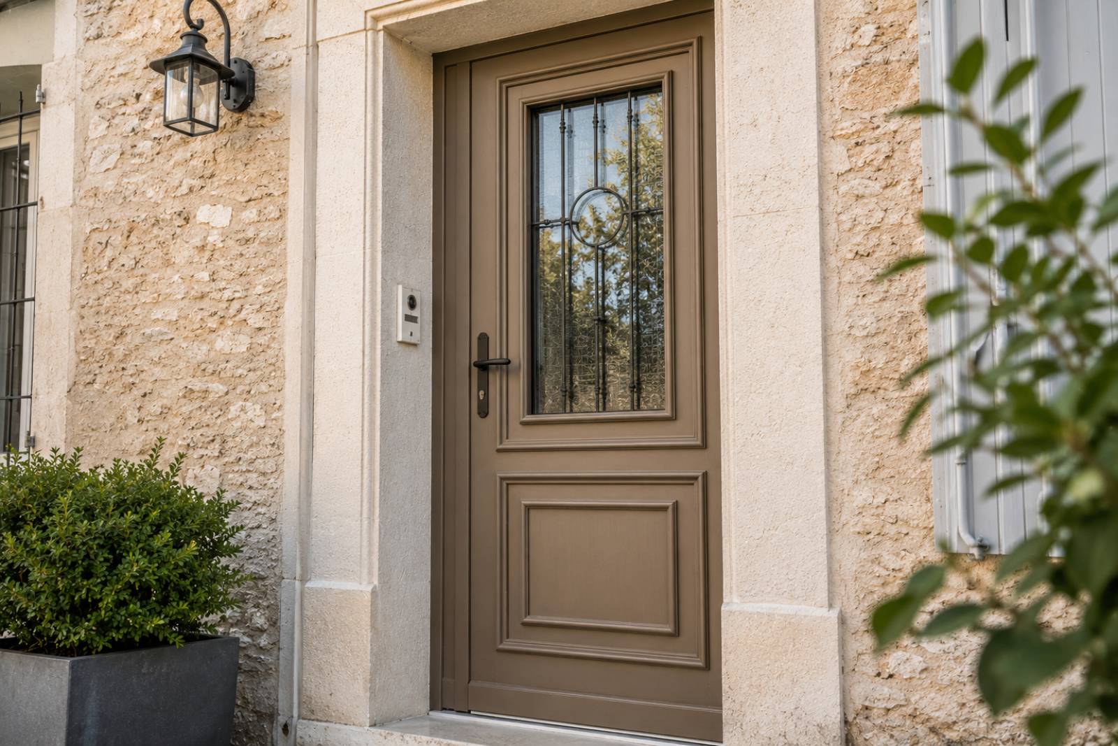 Pose d'une porte d'entrée sécurisée anti-effraction pour maison ancienne en Isère 