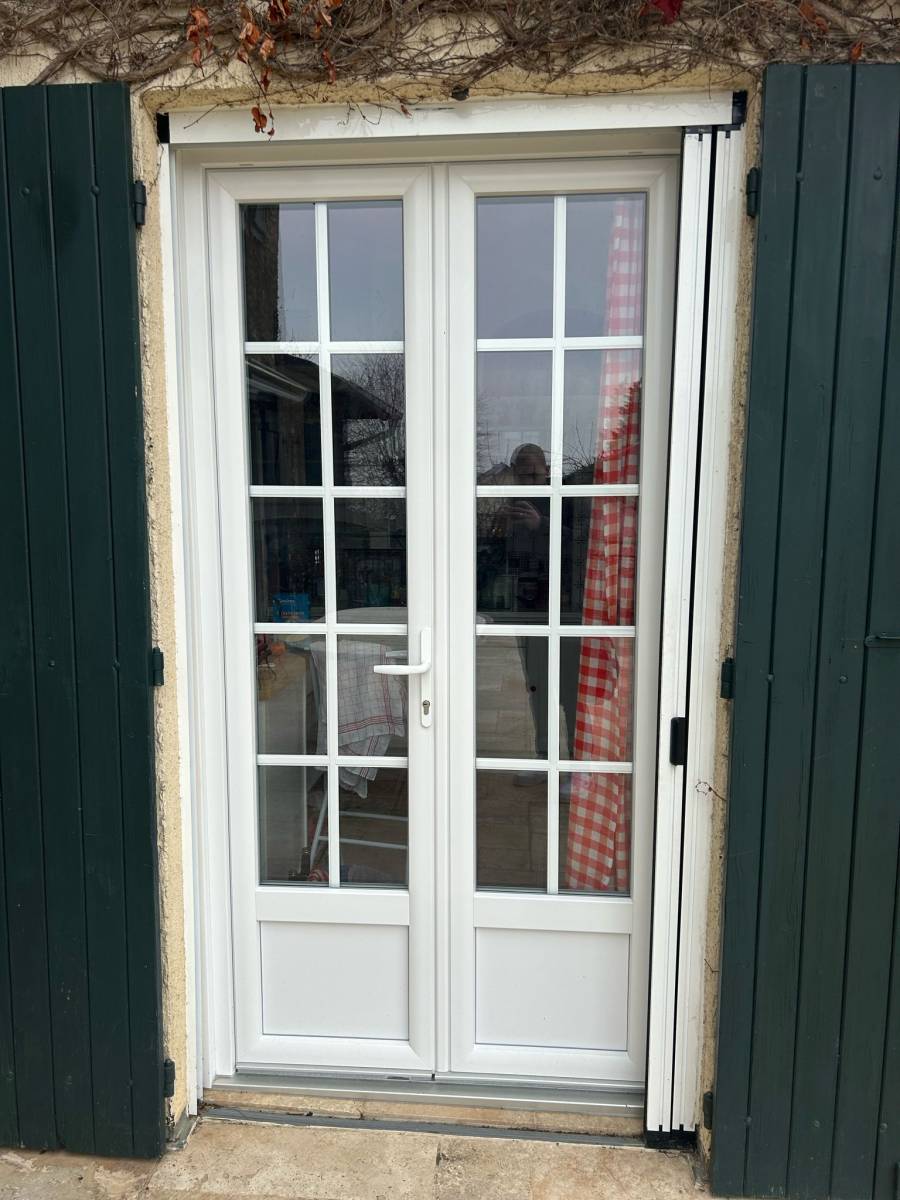 Pose d’une porte-fenêtre PVC 2 vantaux 215x120 à Dolomieu (38110)