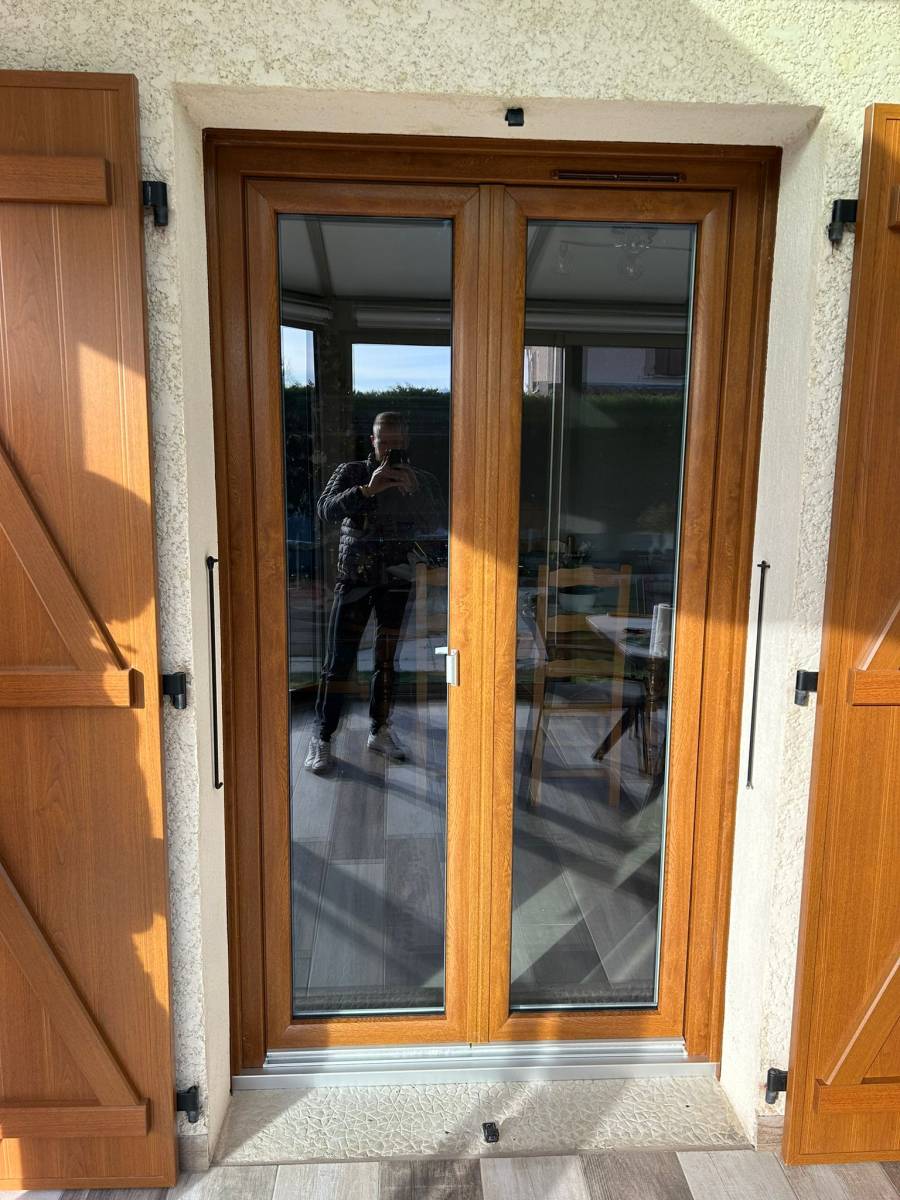Pose de porte fenêtre PVC imitation bois dans une maison de Bourgoin Jallieu