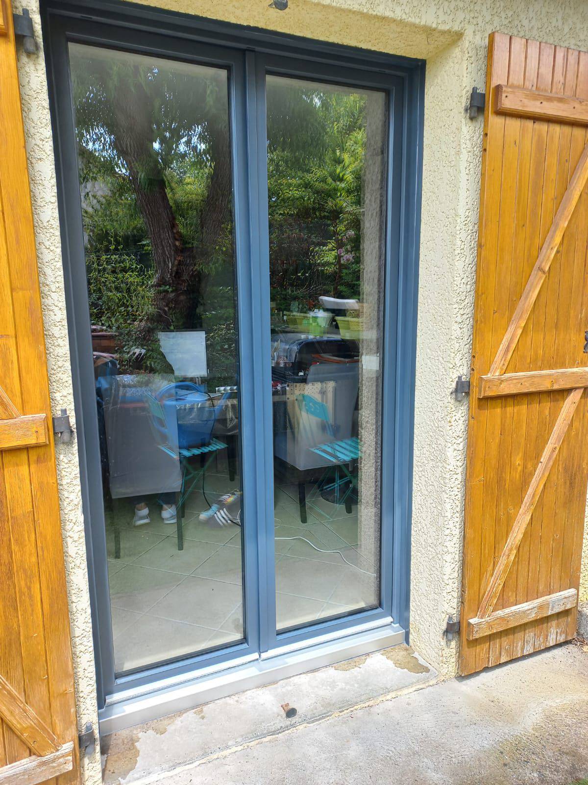 Conception et pose de porte fenêtre en aluminium vers Bourgoin Jallieu