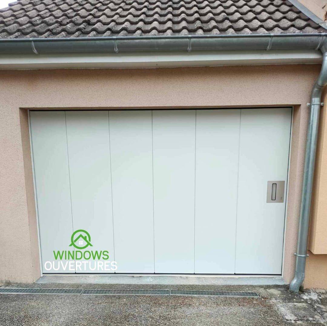 Pose d'une porte de garage sectionnelle blanche dans le 38