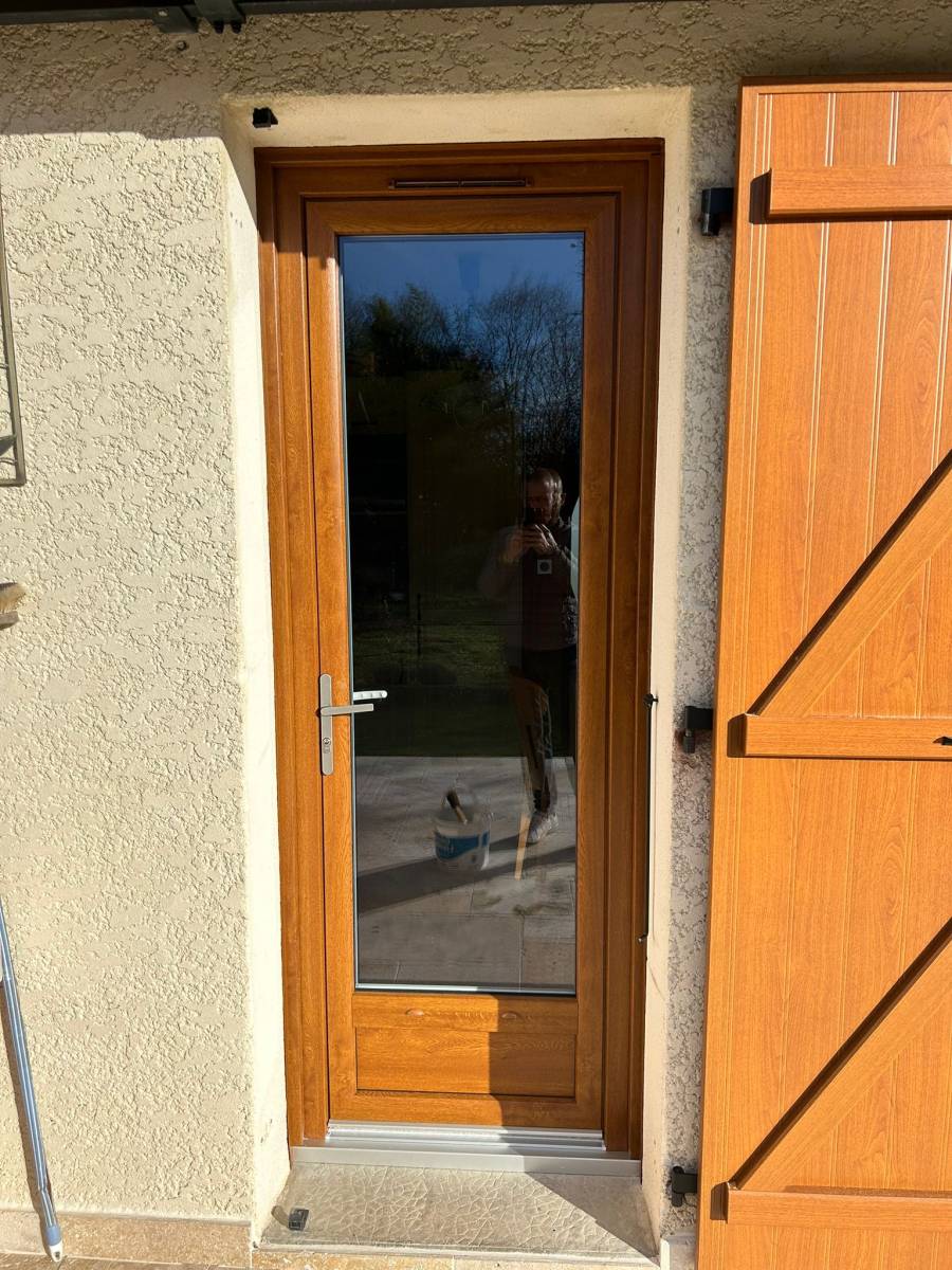 Pose de porte vitrée en PVC imitation bois à Colombe