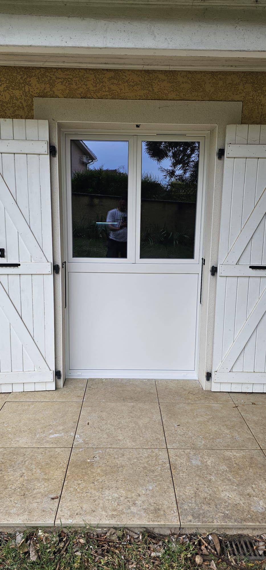 Pose d'une porte vitrée blanche en Isère