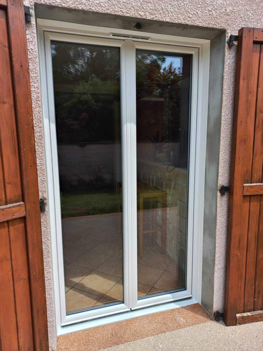 Pose de porte fenêtre PVC blanc dans le 73