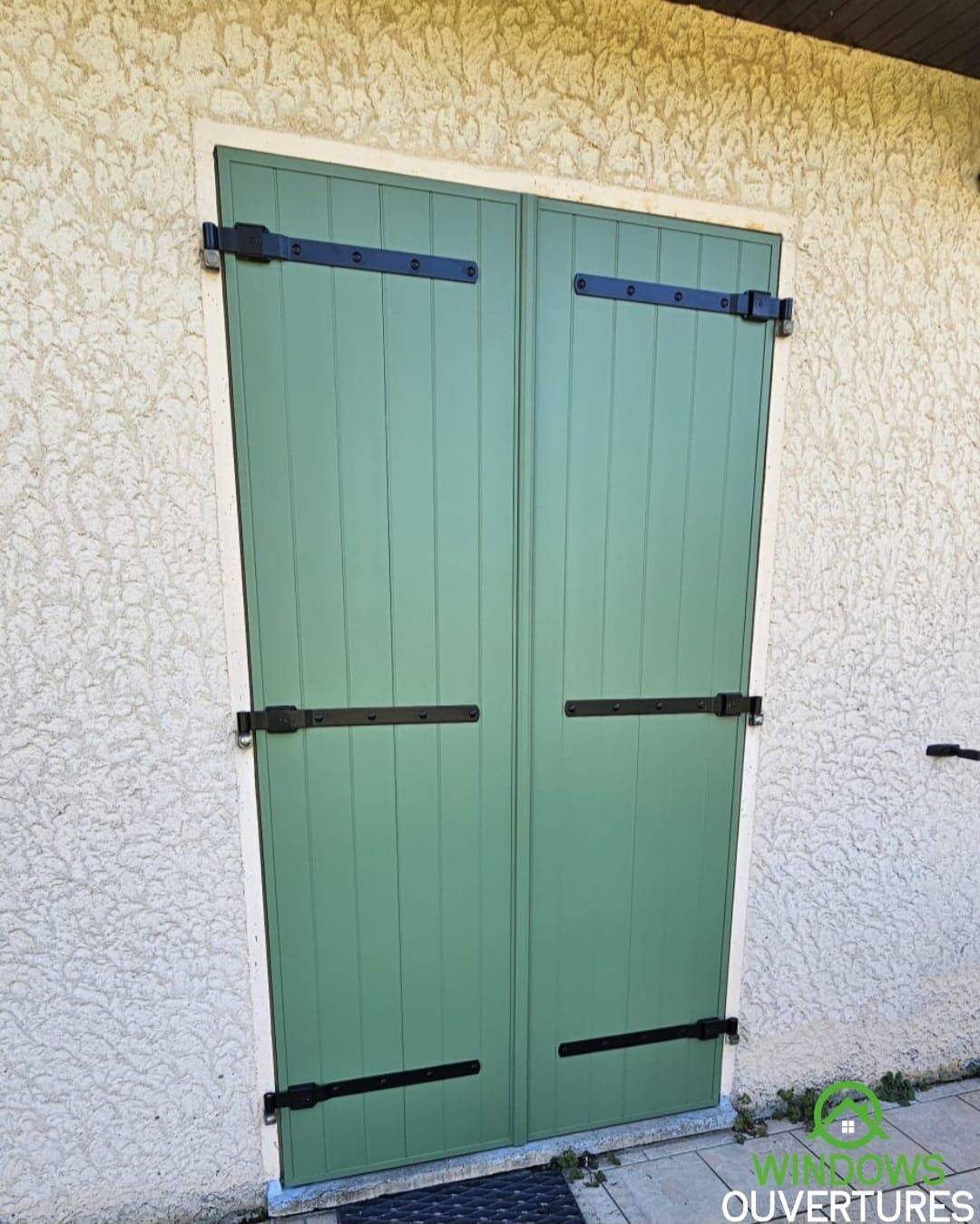 Pose de volets verts en PVC pour porte d'entrée vers Bourgoin Jallieu
