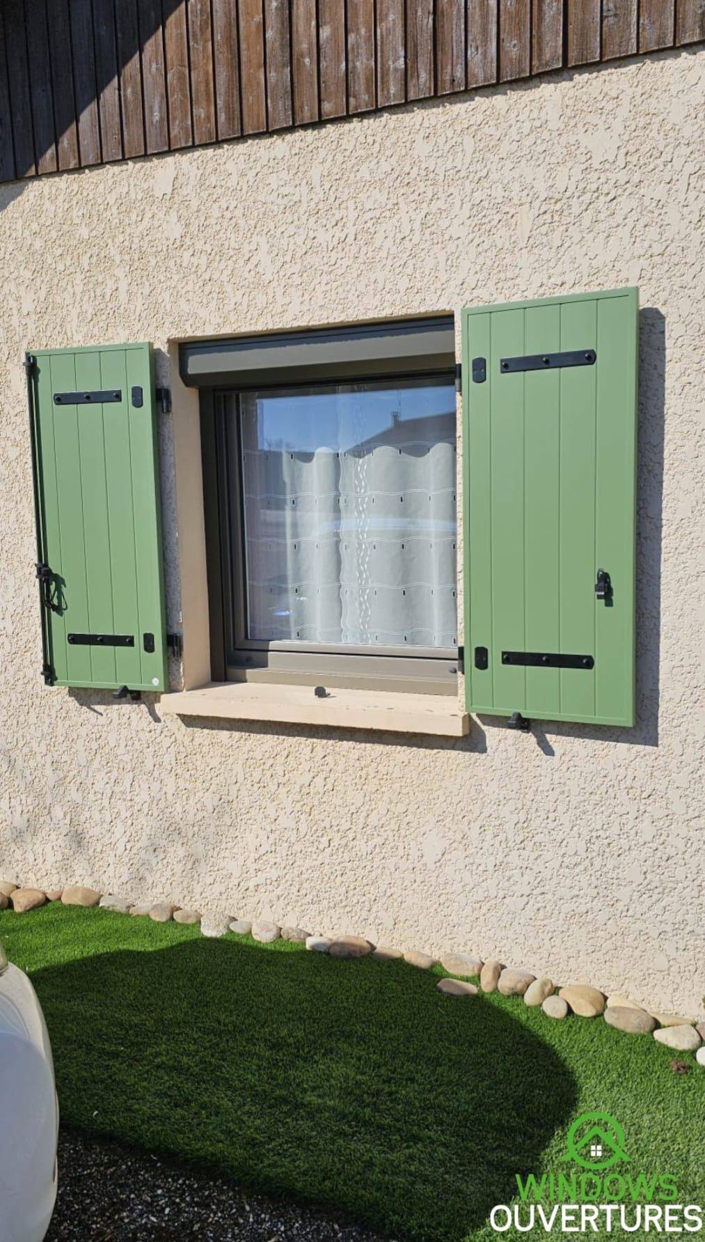 Pose de volets verts en PVC vers Bourgoin Jallieu