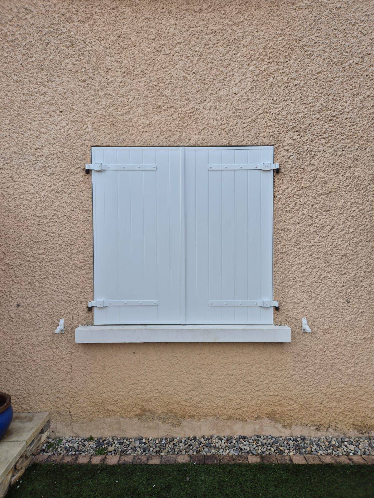 Pose de Installation volets battant pvc blanc dans le 38