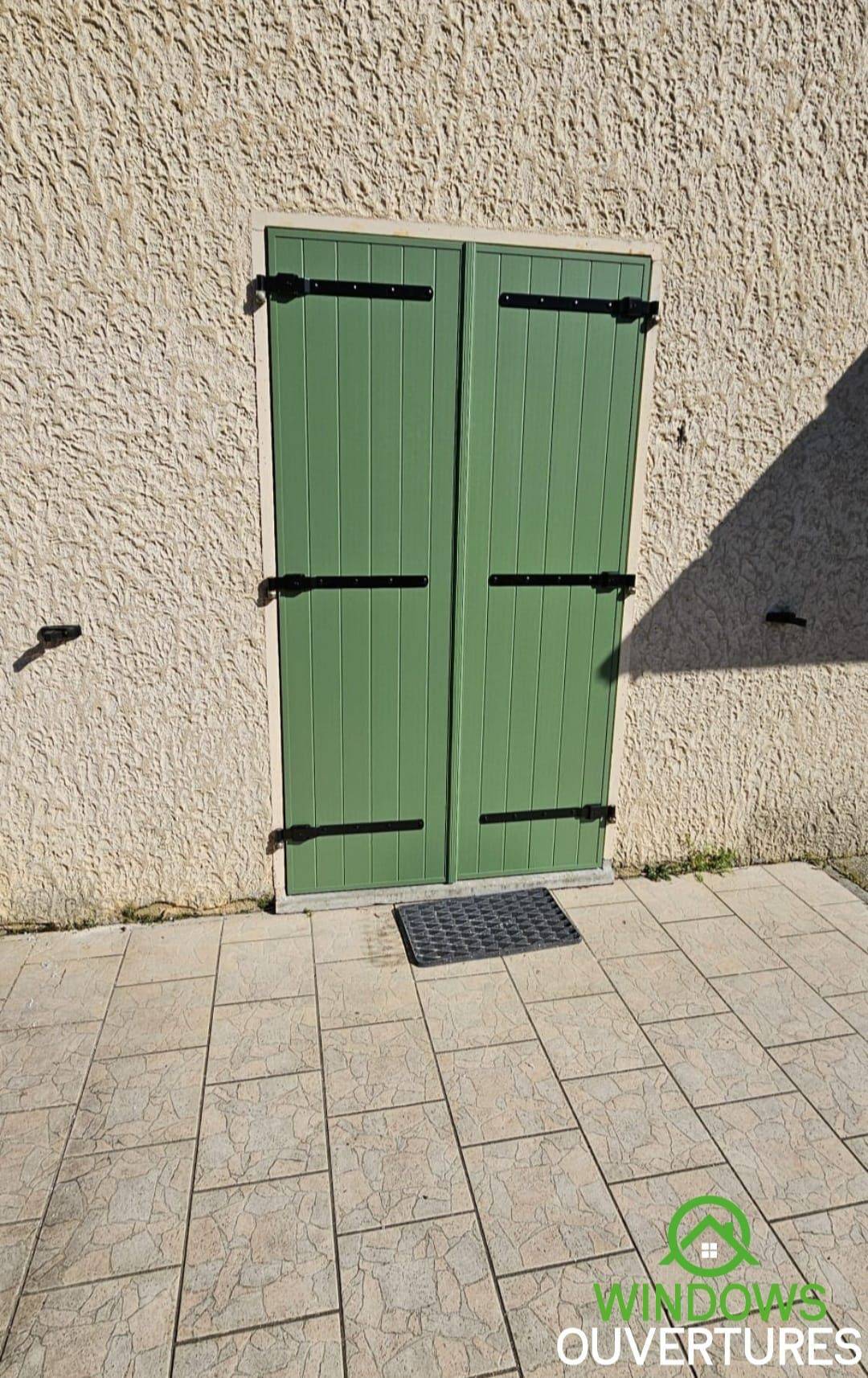 Installation de volet battant pour une porte fenêtre en Isère