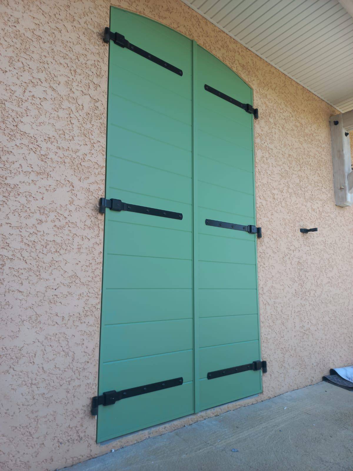 Volet battant cintré pour porte fenêtre à Bourgoin-Jallieu