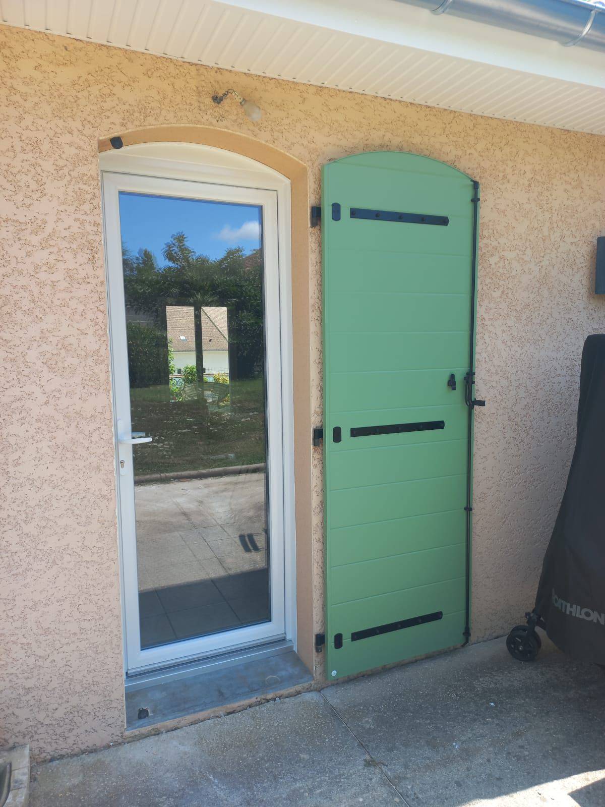 Pose d'un volet battant PVC cintré pour une porte-fenêtre à Morestel