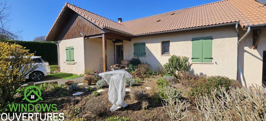 Pose de volets battants en PVC à Dolomieu (Isère)