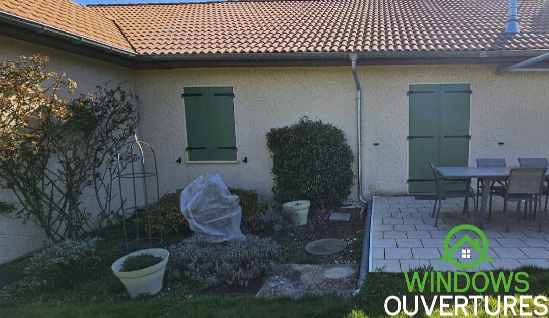 Installation de volets battants en PVC en Isère