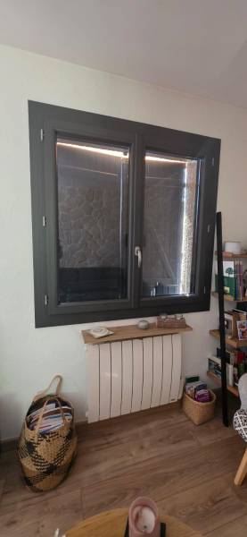 Pose d'une fenêtre battante gris anthracite à Bourgoin-Jallieu 