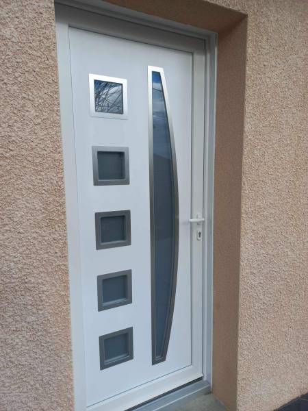 Installation d’une porte d'entrée avec insert vitré à Bizonnes