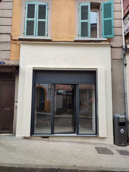 Pose d’une vitrine aluminium de magasin à Voiron (38500)