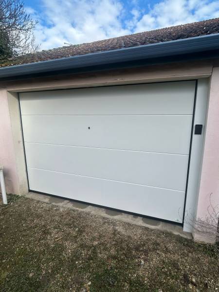 Pose de porte de garage enroulable aluminium silencieuse en Isère