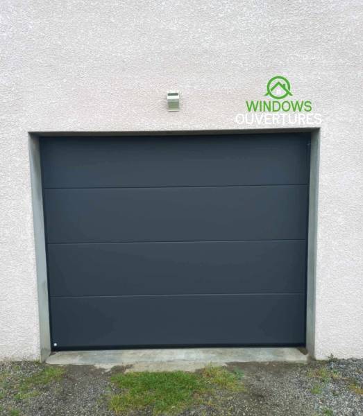 Pose d'une porte de garage sectionnelle isolante à Morestel