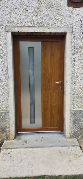 Pose d'une porte d’entrée en bois alu et verre à Bourgoin-Jallieu