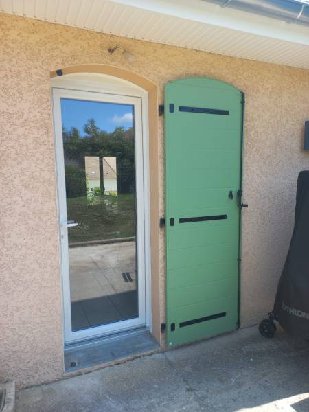 Pose d'un volet battant PVC cintré pour une porte-fenêtre à Morestel