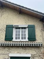 Remplacement d'anciennes fenêtres par des fenêtres PVC avec croisillon dans le 28