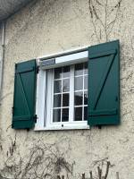 Pose de fenêtres avec croisillons PVC blancs et volets verts près de Bourgoin Jallieu